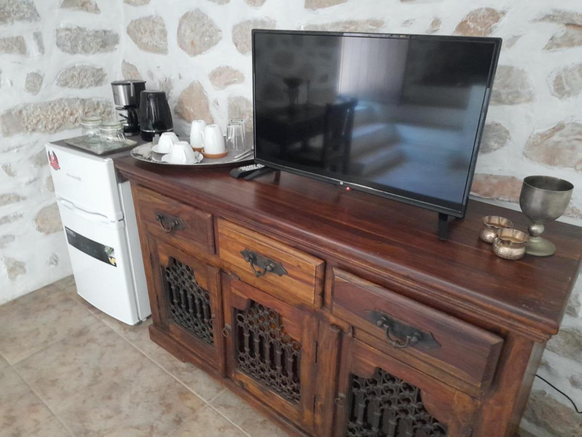 The Two Carob Trees, Traditional Stonehouse, Nikandri, Pirgos Diros Apartment Lefkias Екстериор снимка
