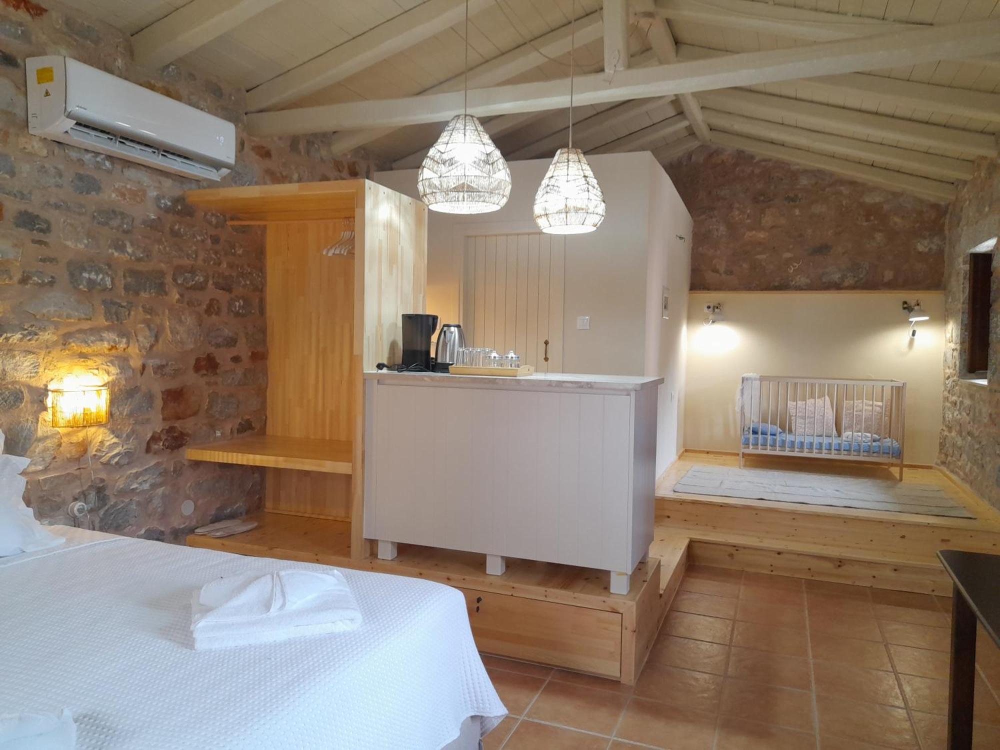 The Two Carob Trees, Traditional Stonehouse, Nikandri, Pirgos Diros Apartment Lefkias Екстериор снимка